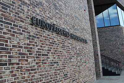 Schriftzug Europäisches Hansemuseum an Hausfassade