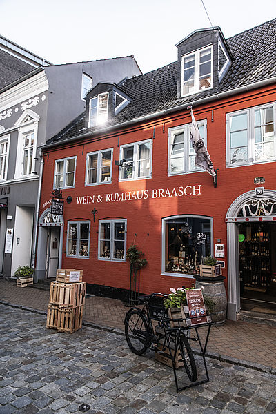 Die Außenansicht vom Wein & Rumhaus Braasch in Flensburg. 