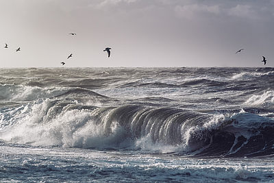 Unruhige Nordsee mit hohen Wellen. 