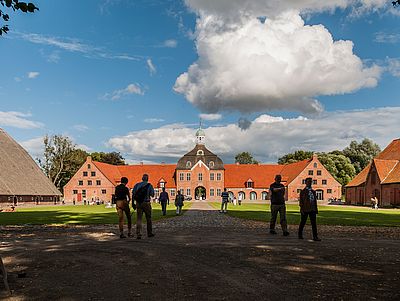 Blick über den Innenhof von Gut Hasselburg auf das historische Torhaus in der Bildmitte.