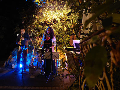 Blick auf eine Musikband bei Livemusik im Freien am Abend