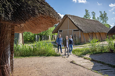 Ved vikingehusene i vikingemuseet Hedeby