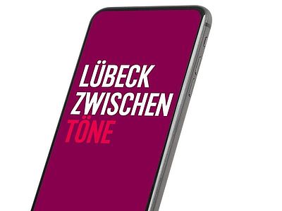 Handy mit dem Podcast Cover Lübeck Zwischentöne
