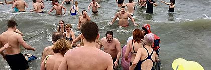 Anbaden in Büsum - zum Artikel 'Sprung ins neue Jahr - Neujahrsanbaden in Büsum'