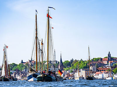 Segelboote auf der Flensburger Förde vor der Stadt