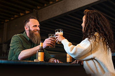 Zwei Personen in einer Brauerei