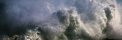 Stürmische See mit brechenden Wellen - zum Artikel 'Wer aufs Meer schaut, blickt in seine Seele'