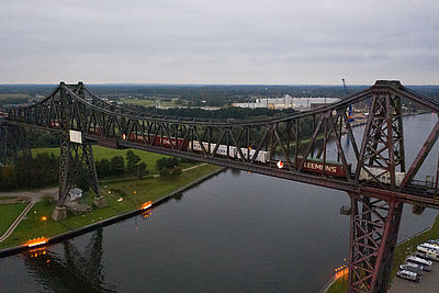 Ein Zug fährt über die Rendsburger Eisenbahnhochbrücke