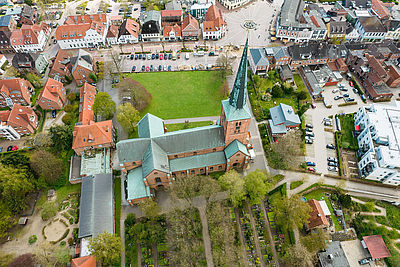 Luftaufnahme der Marienkirche in Bad Segeberg
