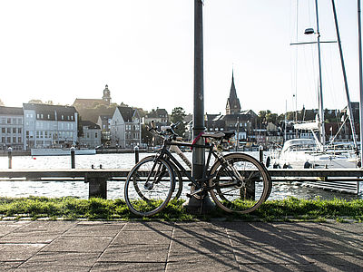 Fahrrad steht am Hafen von Flensburg