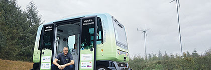 Ein Mann sitzt in einem autonom fahrenden E-Shuttlebus auf dem GreenTEC Campus. - zum Artikel 'GreenTEC Campus: So sieht es aus, wenn die Zukunft neu gedacht wird'