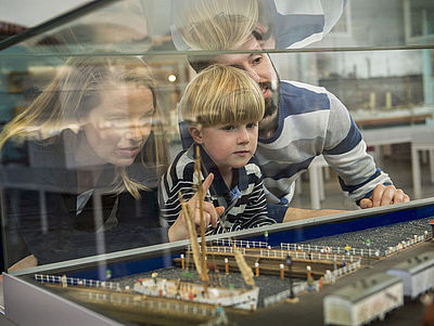 Familie im Schifffahrtsmuseum Kiel