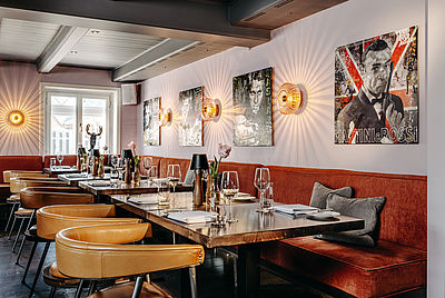Ein Restaurant mit schickem Interieur und Bar, ganz im Stil der Sylt-Gastronomie.