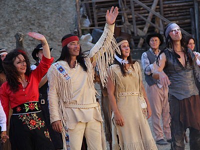 Winnetou und weitere Darstellerinnen und Darsteller auf der Bühne