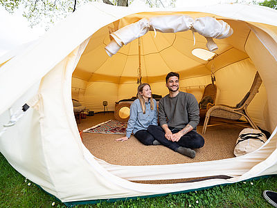 Paar im Glampingzelt auf dem Campingplatz Prinzenholz