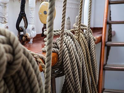 Nahaufnahmefoto eines Seils/Taus auf einem Schiff