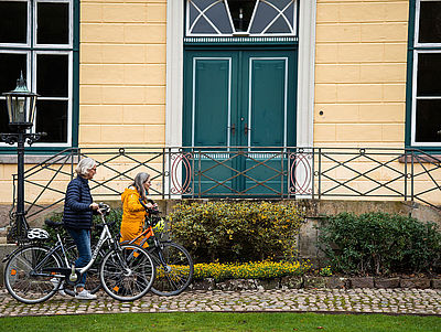 Radfahrer vor Herrenhaus Eingang