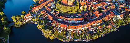Luftaufnahme der Möllner Altstadt - zum Artikel 'Ein Tag in Mölln: Drei Tipps für die Eulenspiegel-Stadt'