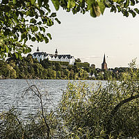 Großer Plöner See mit Schloss Plön im Hintergrund