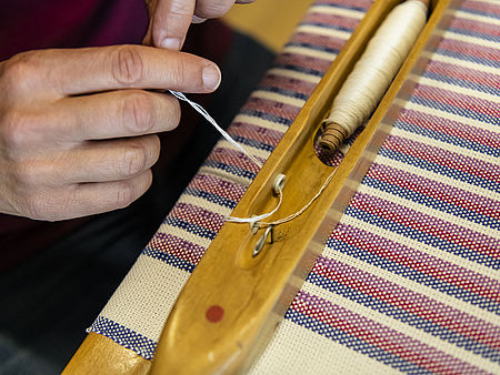Hand-weaving in Neumünster