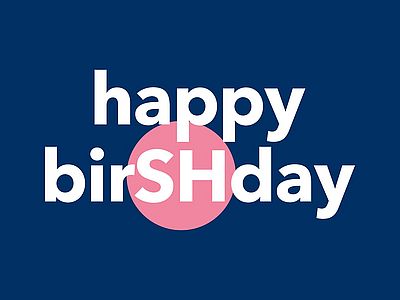 Dunkelblauer Hintergrund mit der weißen Aufschrift „happy birSHday“. Hinter den Buchstaben „SH“ befindet sich ein rosafarbener Kreis, der die Buchstaben hervorhebt und das Wort „birthday“ zu „birSHday“ verändert.