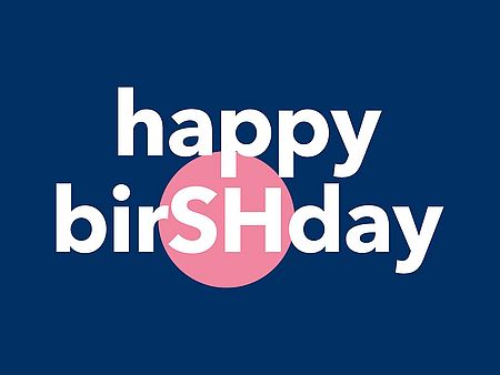 Dunkelblauer Hintergrund mit der weißen Aufschrift „happy birSHday“. Hinter den Buchstaben „SH“ befindet sich ein rosafarbener Kreis, der die Buchstaben hervorhebt und das Wort „birthday“ zu „birSHday“ verändert.