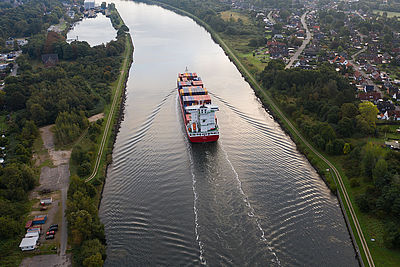 Ein Frachtschiff auf dem Nord-Ostsee-Kanal