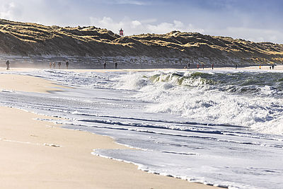Strand mit Wellen