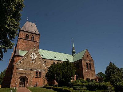 Der Ratzeburger Dom aus Backstein mit seinem hohen Turm und grünem Kupferdach.