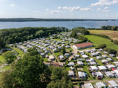 Luftaufnahme von einem Campingplatz