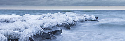 Vereiste Steine in der Ostsee - zum Artikel 'Der Geschmack des Küstenwinters'