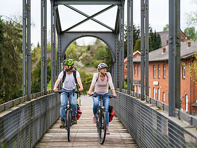 Zwei Fahrradfahrer auf einer Brücke