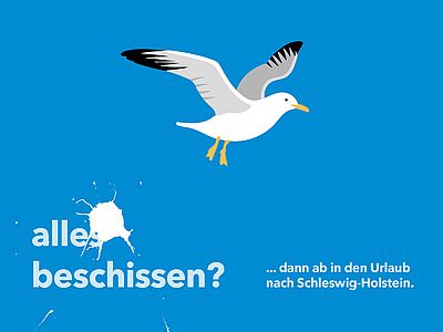 Blaue Grafik mit einer fliegenden Möwe. Unter der Möwe befindet sich ein weißer Klecks über dem Wort „alles“, sodass der Slogan „alles beschissen?“ entsteht. Daneben steht: „… dann ab in den Urlaub nach Schleswig-Holstein.“
