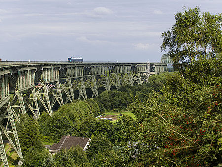 Zug auf der Rendsburger Hochbrücke