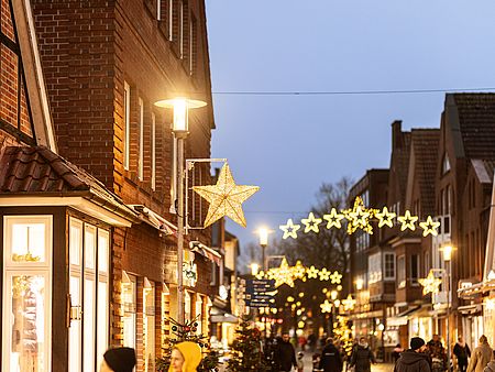 Julelys og stjerner i byen.