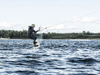 Ein Wassersportler in Aktion auf seinem Board.